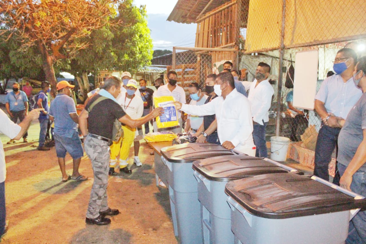 Reciben trabajadores de Saneamiento Básico de Acapulco equipo de protección