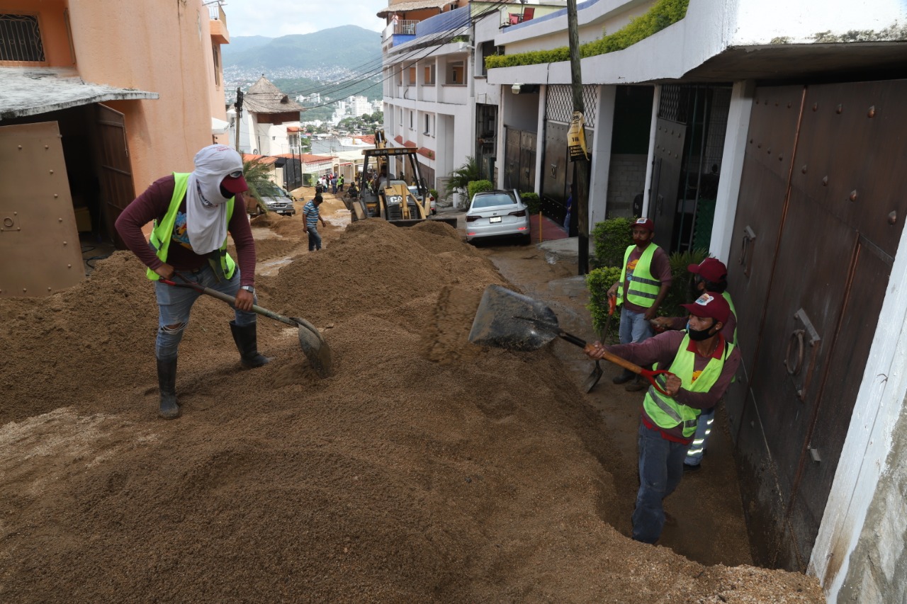 Brindan auxilio brigadas municipales con apoyo de Fuerzas Armadas a damnificados por lluvias