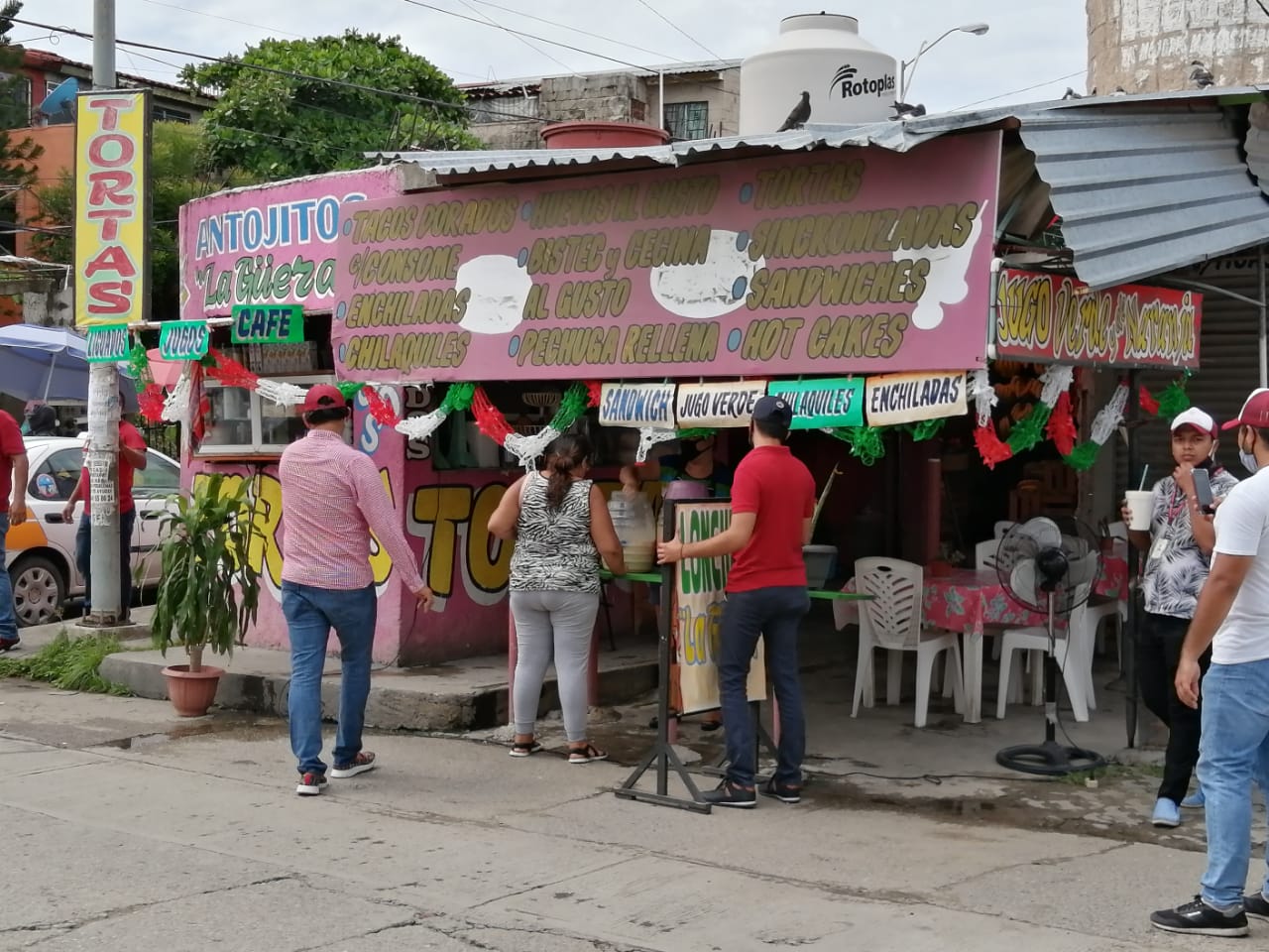 Alinean a comerciantes que invadían banquetas en la Colosio