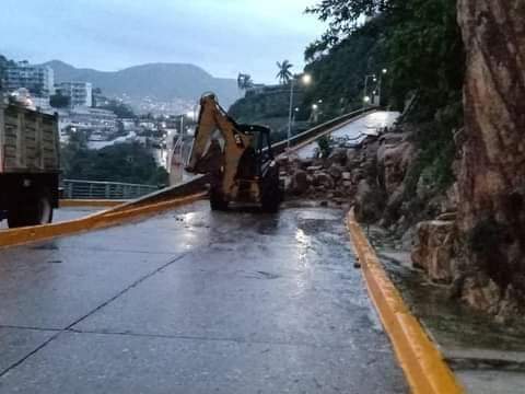 Retira Servicios Públicos derrumbe en Sinfonía del Mar