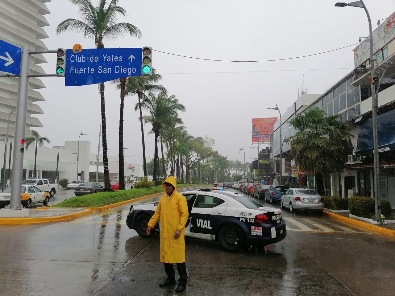 Auxilian agentes viales en zona de la Condesa por obra de Capama