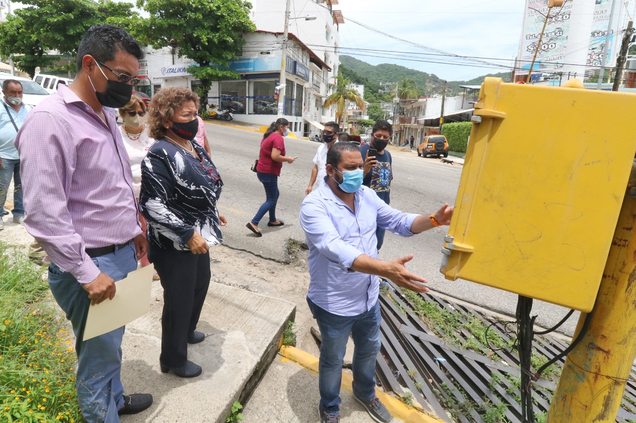 Supervisa Adela Román Ocampo reparación de semáforos en la ciudad