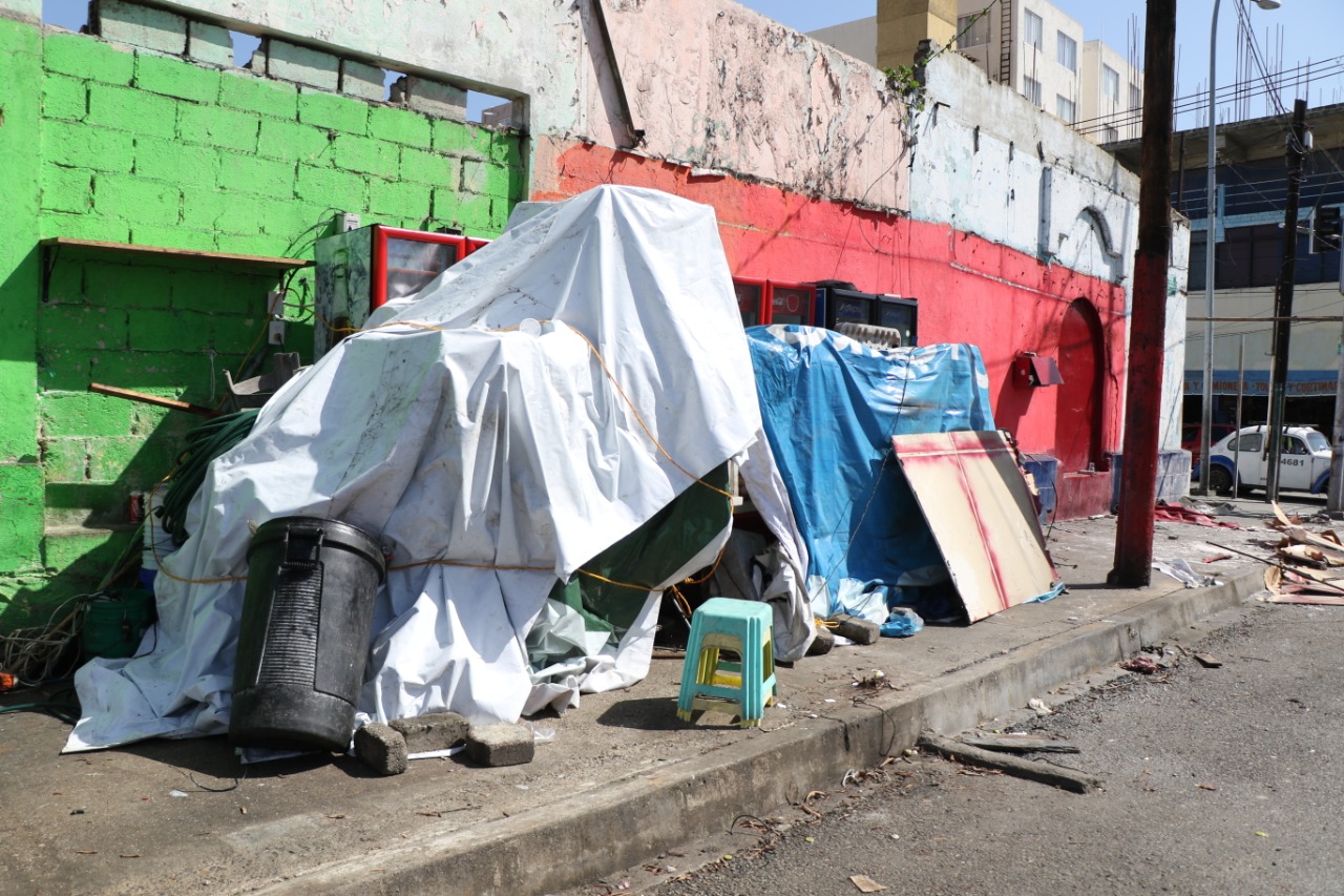 Retira Vía Pública puestos de tacos que invadían calle Urdaneta