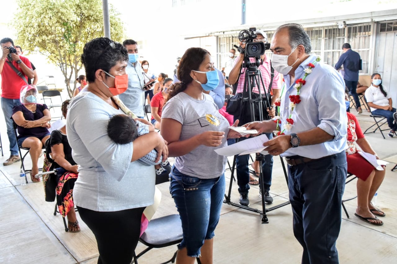 Astudillo entrega apoyos a afectados de TT Hernán