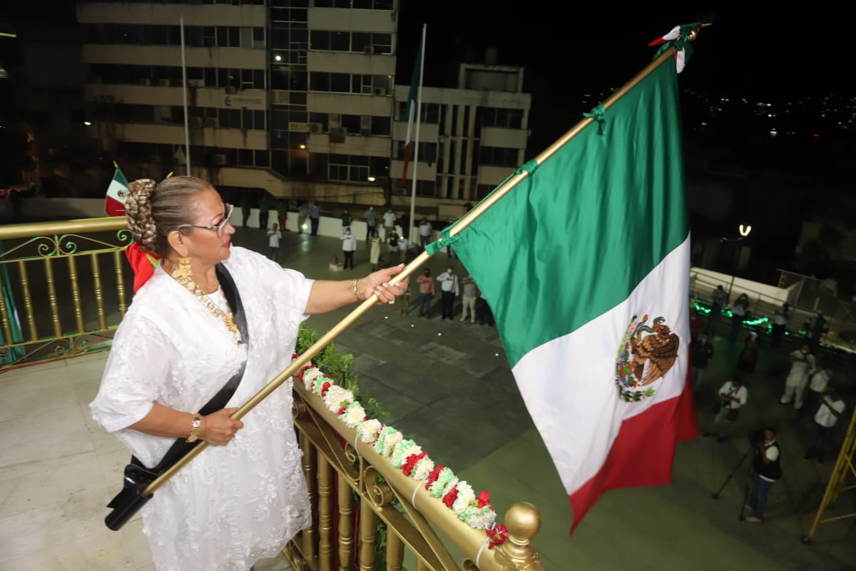 Celebra Adela Román la unidad ante la adversidad, durante el Grito de Independencia