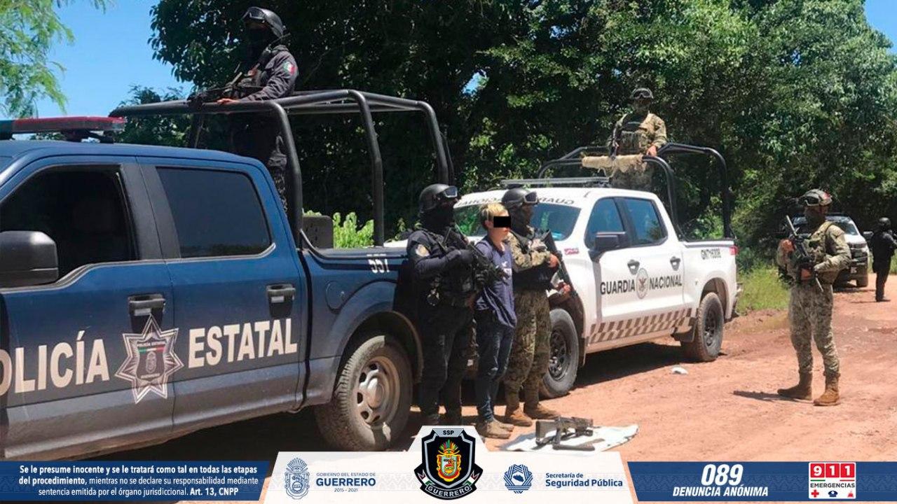 Policía Estatal, Grupo “Jaguar” y GN aseguran a masculino con fusil, cargador y cartuchos en La Unión