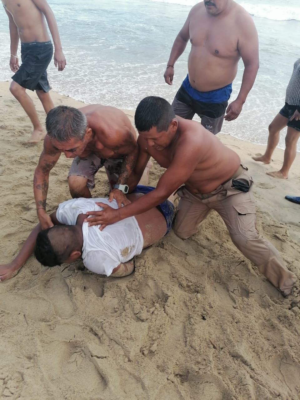 Rescatan Policías Turísticos a menor que se ahogaba en playa Carabalí