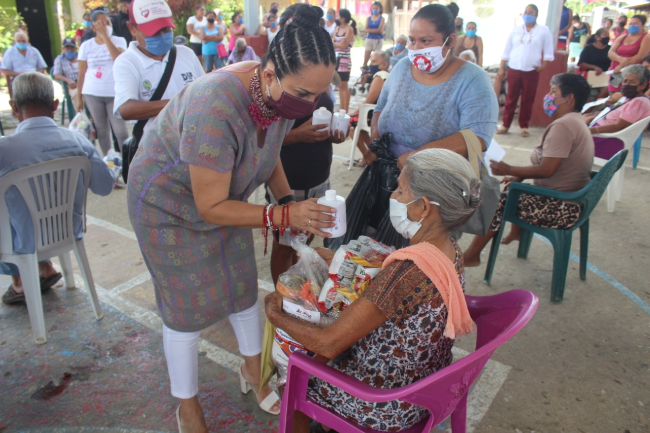 Lleva DIF-Acapulco despensas a familias vulnerables de Texca y Loma Larga