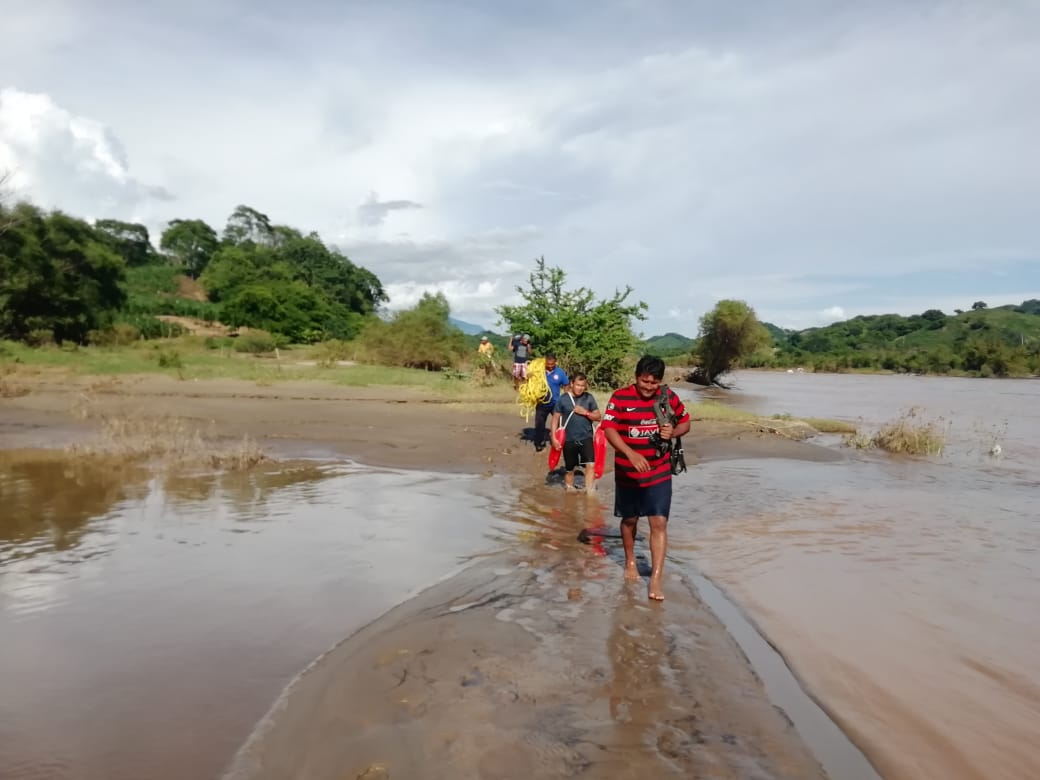 Rescata Protección Civil a una persona atrapada en el Río Papagayo