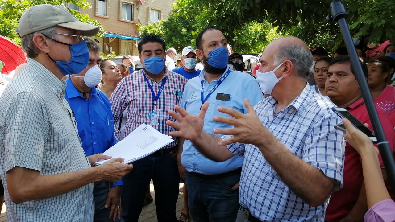 Agradecen vecinos intervención de Capama ante adeudo de fraccionadores