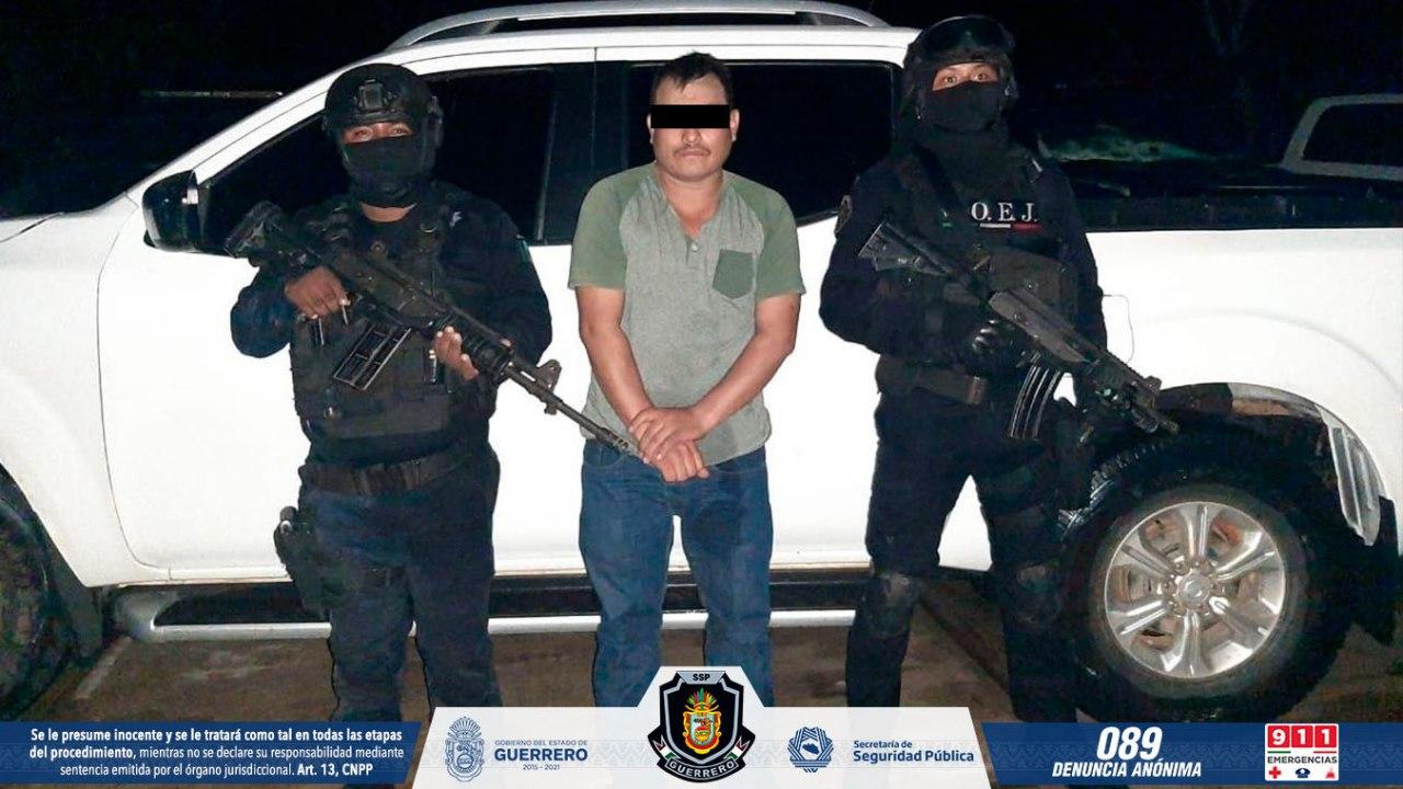 Policía Estatal y Grupo “Jaguar” aseguran a masculino y camioneta con reporte de robo en Tecpan de Galeana