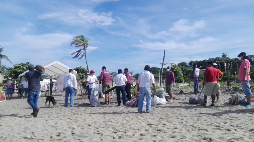 Participan acapulqueños y Gobierno Municipal en limpieza de playas