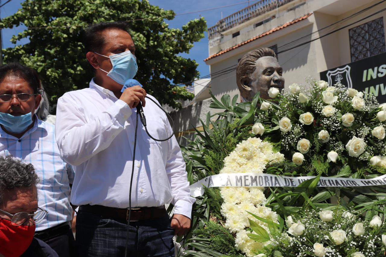 Rinde homenaje Pablo Amílcar Sandova a los luchadores sociales de Guerrero