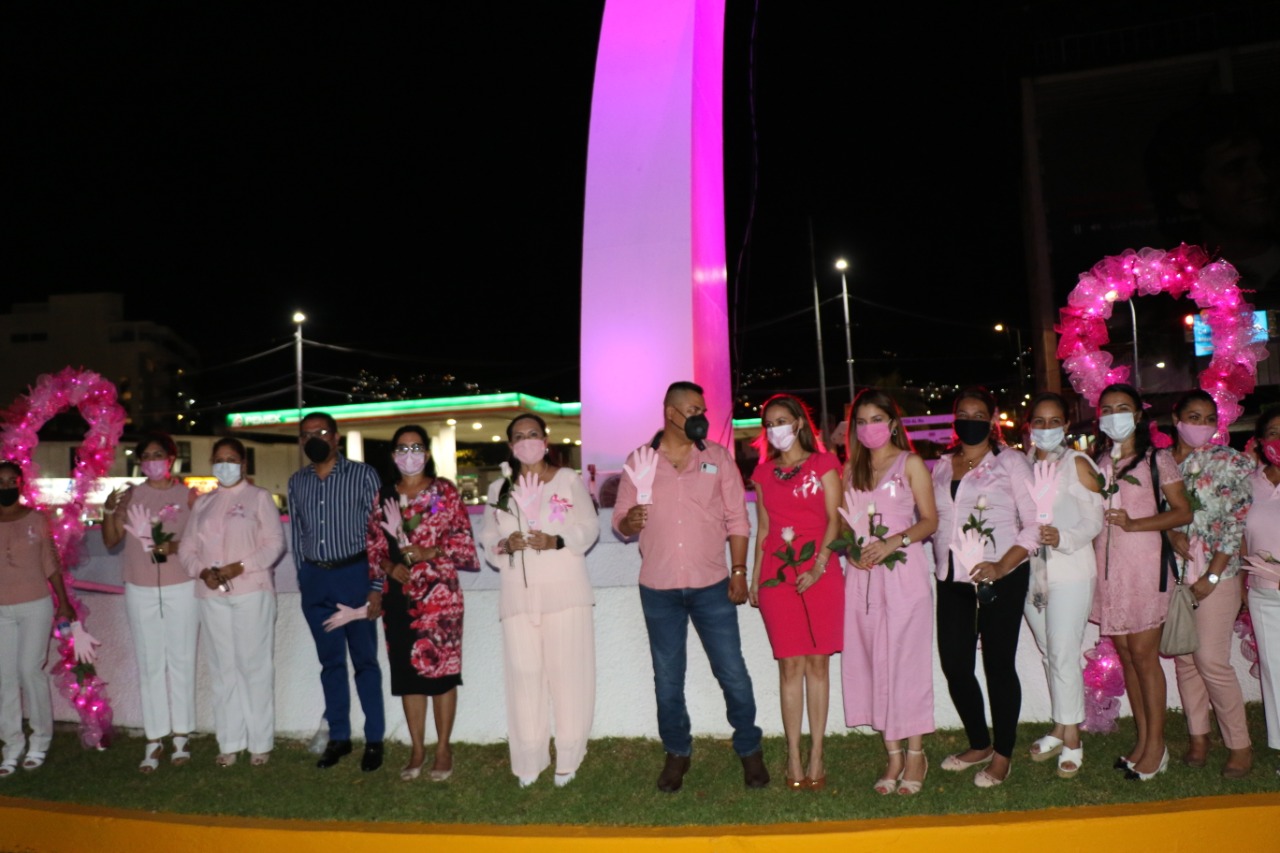 Se ilumina la Diana de rosa para crear conciencia contra el cáncer de mama