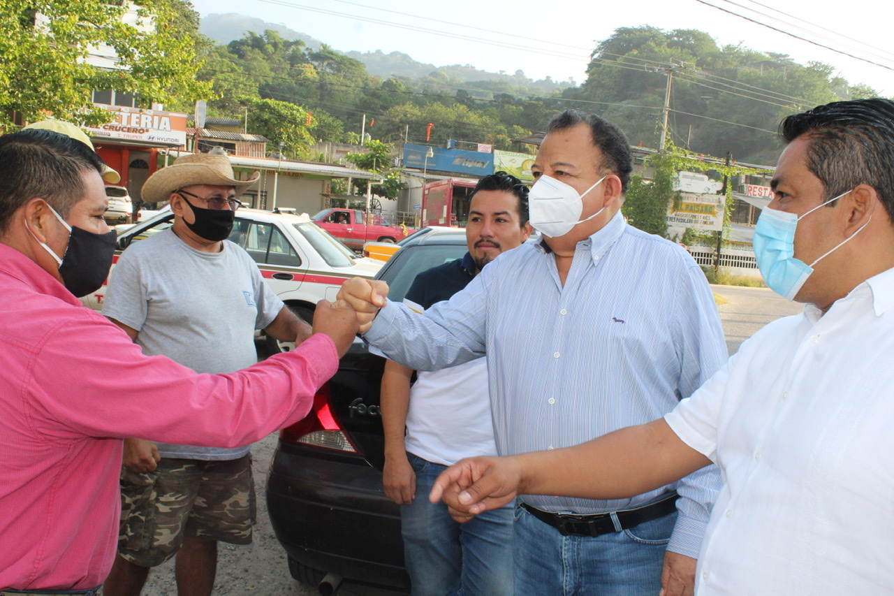 Recibe a Walton alcalde de Morena en Tierra Colorada