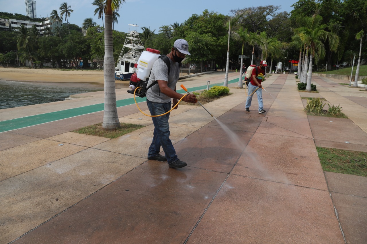 Verifica Adela Román trabajos de limpieza y desinfección de espacios públicos