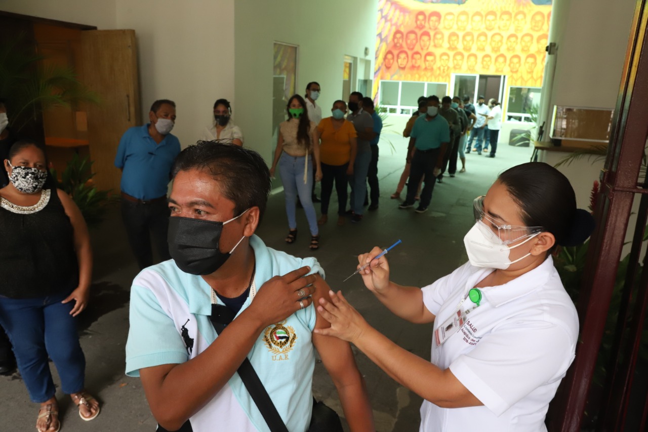 Reciben empleados del Ayuntamiento vacuna contra la influenza