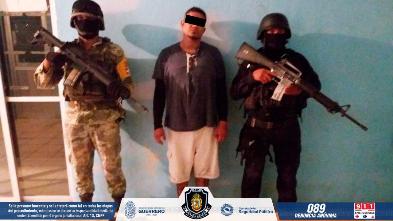 Policía Estatal y SEDENA aseguran a masculino con presunta droga en Acapulco