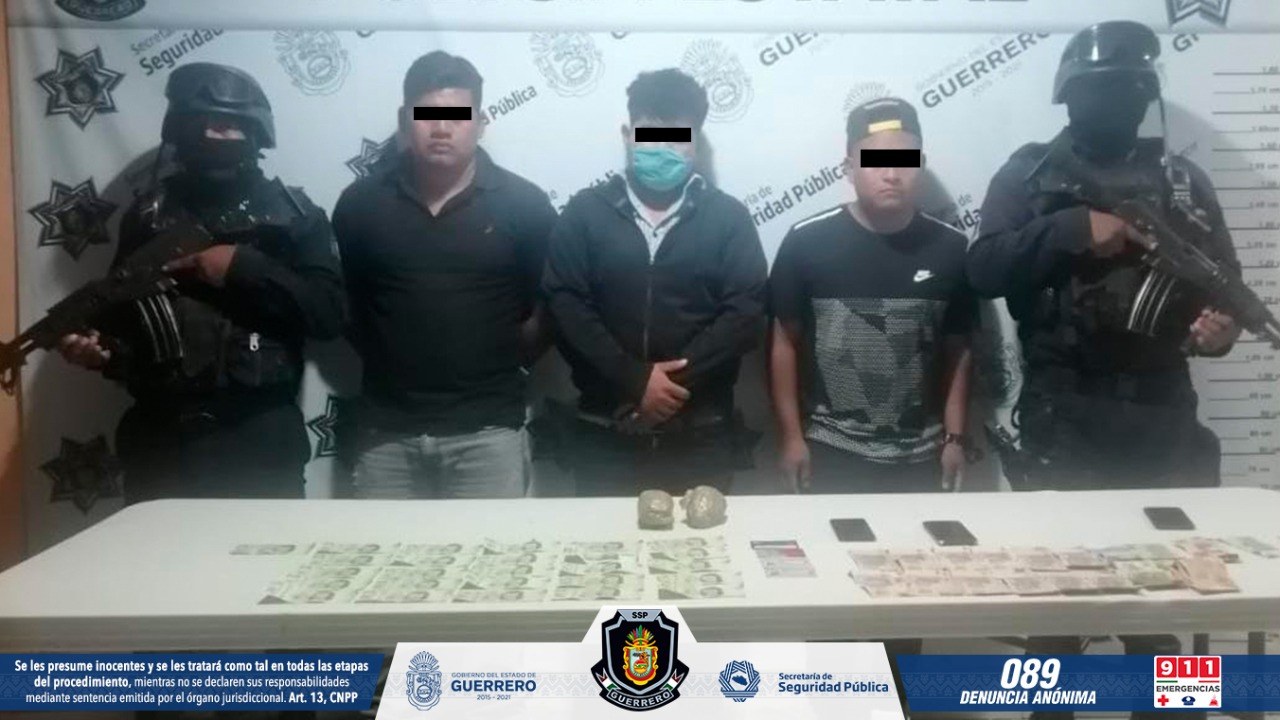 Policía Estatal asegura a tres masculinos con municiones en el municipio de Tlapa
