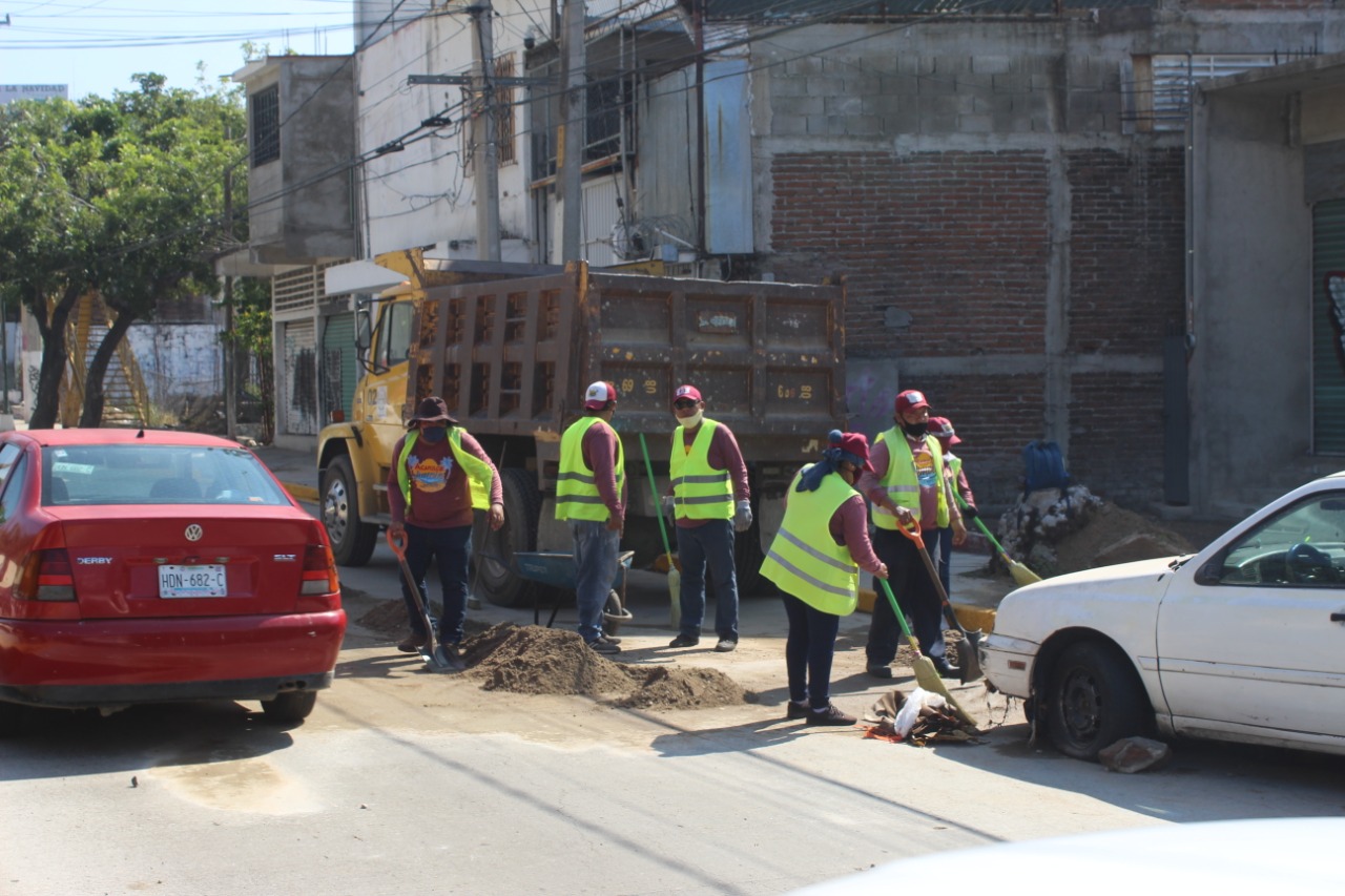 Limpian y desinfectan todos los mercados de Acapulco