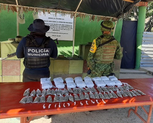 Incautan maleta con probable droga en Paso Texca