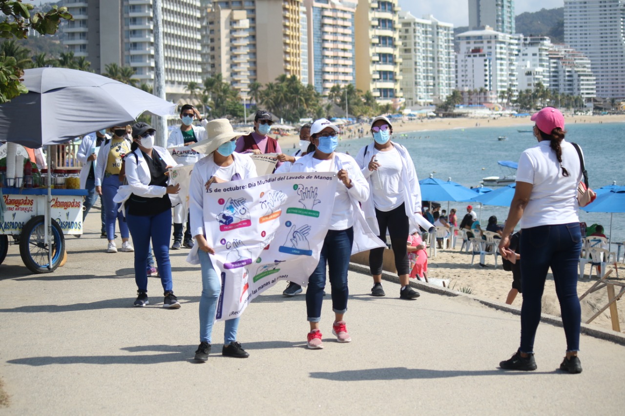 Refuerza Salud Municipal brigadas de concientización en playas de Acapulco