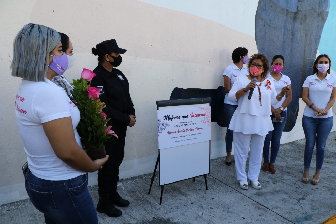 Entrega Adela Román reconocimiento a destacada mujer policía