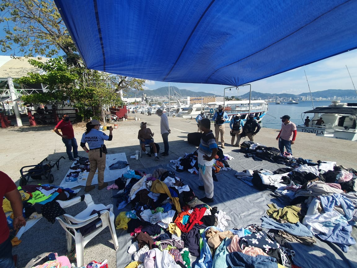 Retiran puestos ambulantes de ropa y comida en el Malecón de Acapulco