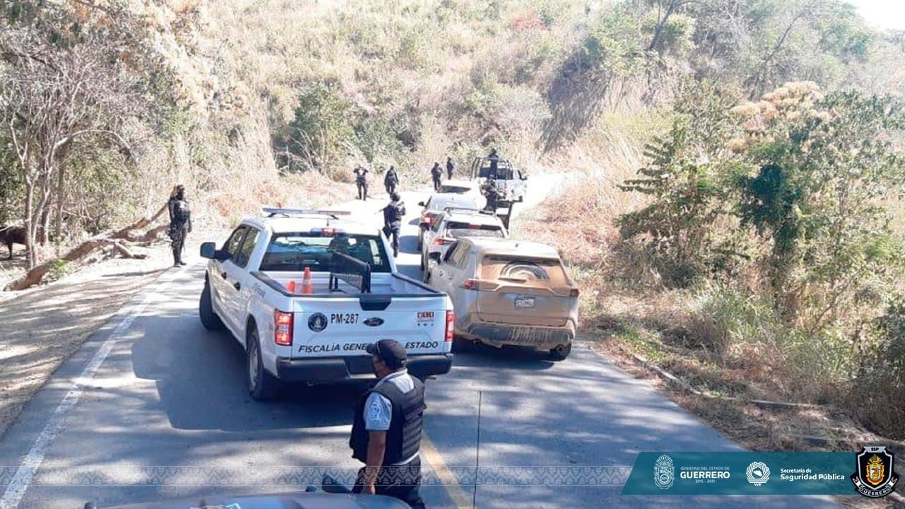 Aseguran la Policía Estatal y Ministerial paquetes con presunta droga y 5 vehículos en Tecpan y Petatlán