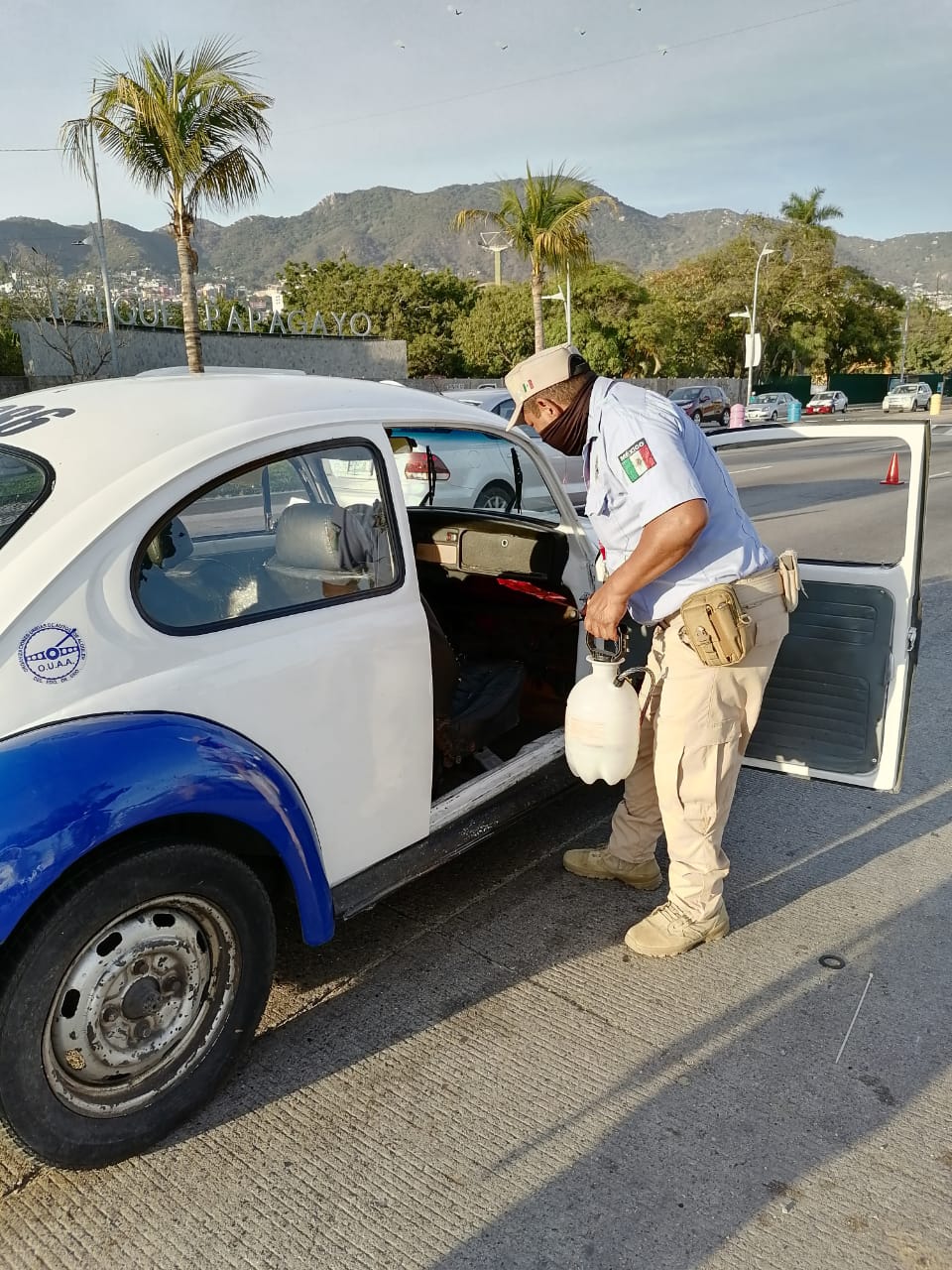 Refuerza Policía Turística desinfección de unidades del transporte público