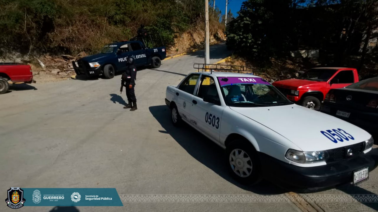 Policía Estatal y Municipal recuperan un auto del transporte público en Zihuatanejo