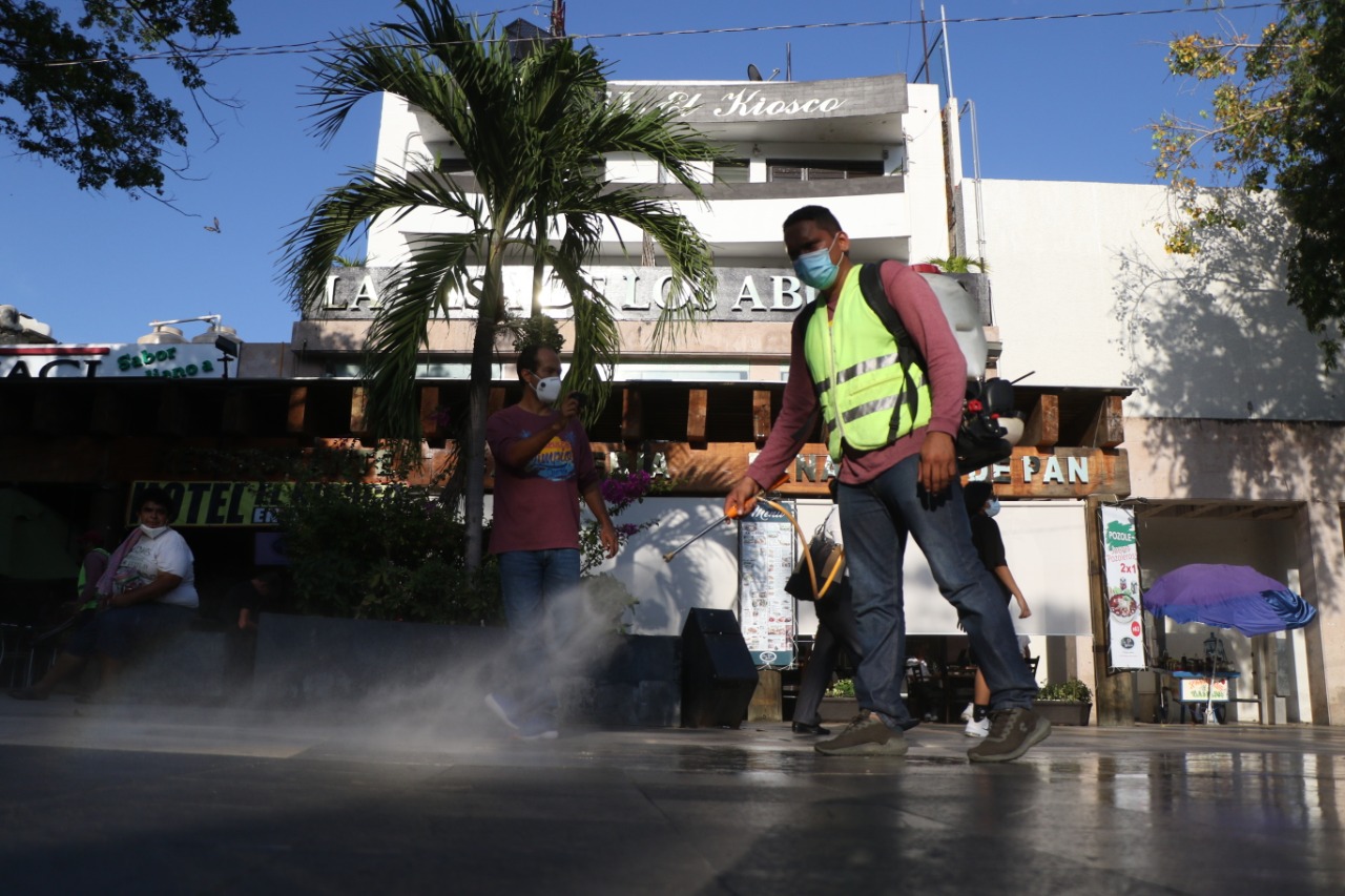 Supervisa Adela Román trabajos de limpieza en el zócalo de la ciudad