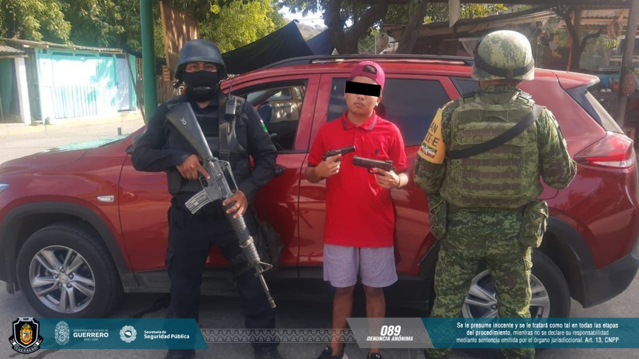 Policía Estatal y SEDENA aseguran a un hombre con armas y cartuchos en el municipio de Acapulco