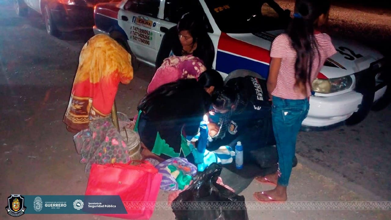 Ayuda Policía Estatal a una mujer a parir en Chilpancingo