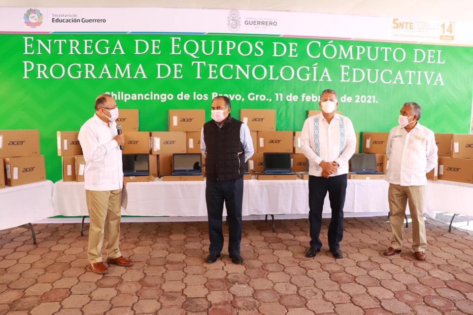 Astudillo entrega equipo para mejorar educación en Guerrero