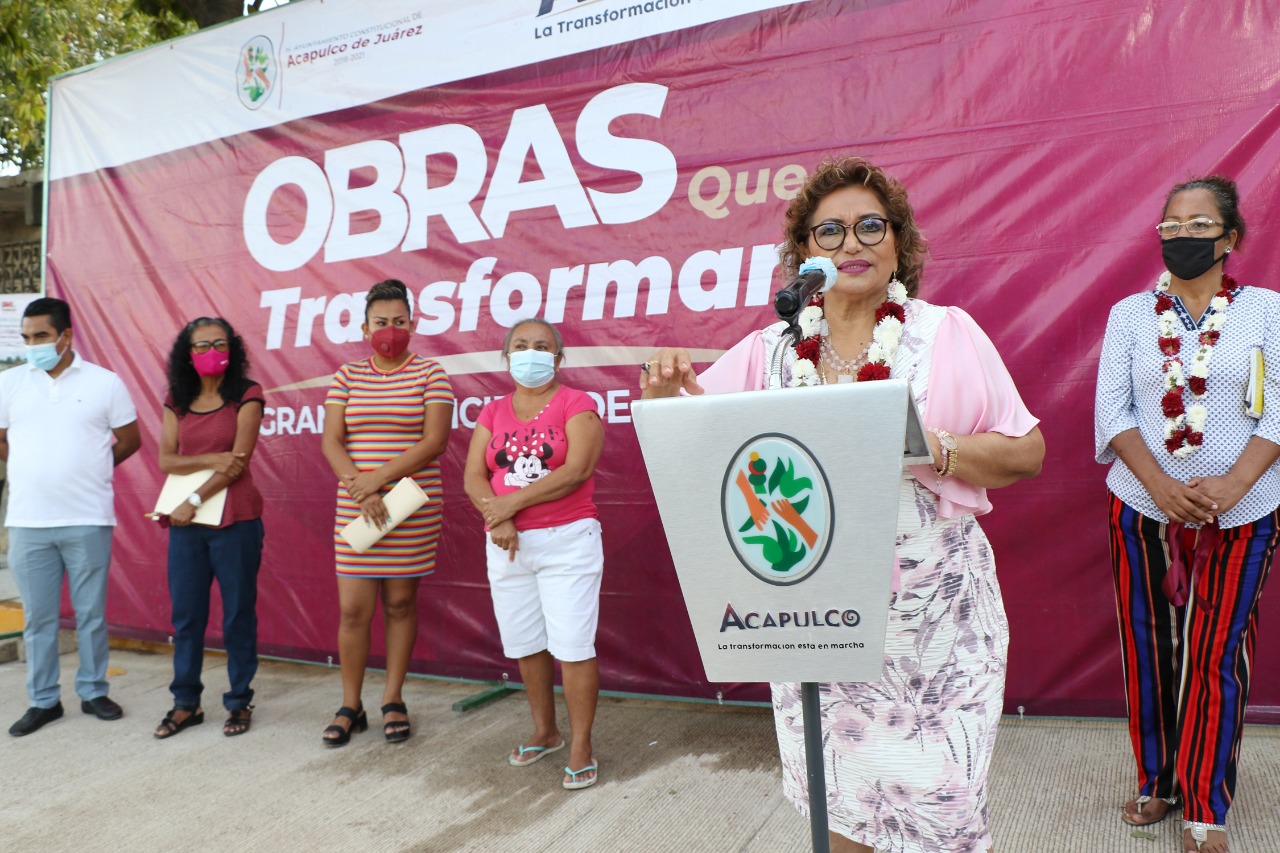 Esperaron 40 años para ver pavimentada su calle; Adela Román lo hizo realidad Esperaron 40 años para ver pavimentada su calle; Adela Román lo hizo realidad