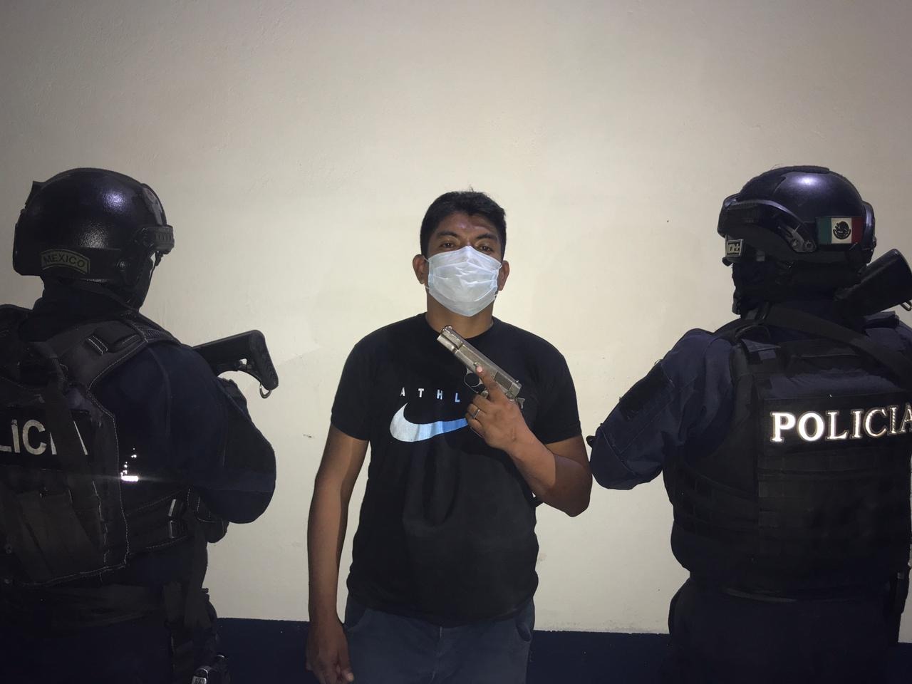 Detienen policías de Acapulco a sujeto que portaba pistola de uso exclusivo para Fuerzas Armadas