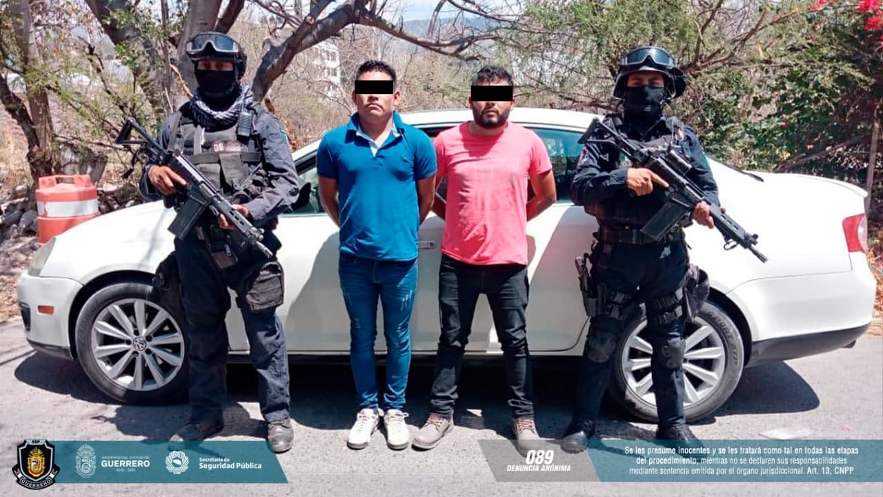 Detiene la Policía Estatal a dos hombres con cartuchos, un cargador y probable droga en la ciudad de Chilpancingo