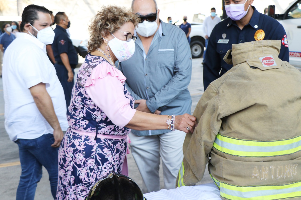 Entrega Gobierno Municipal equipo de protección a bomberos