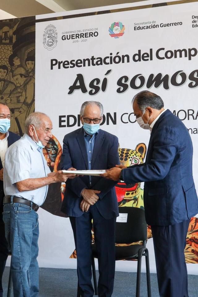 Presenta Gobernador Astudillo compendio del periódico cartel “Así Somos”