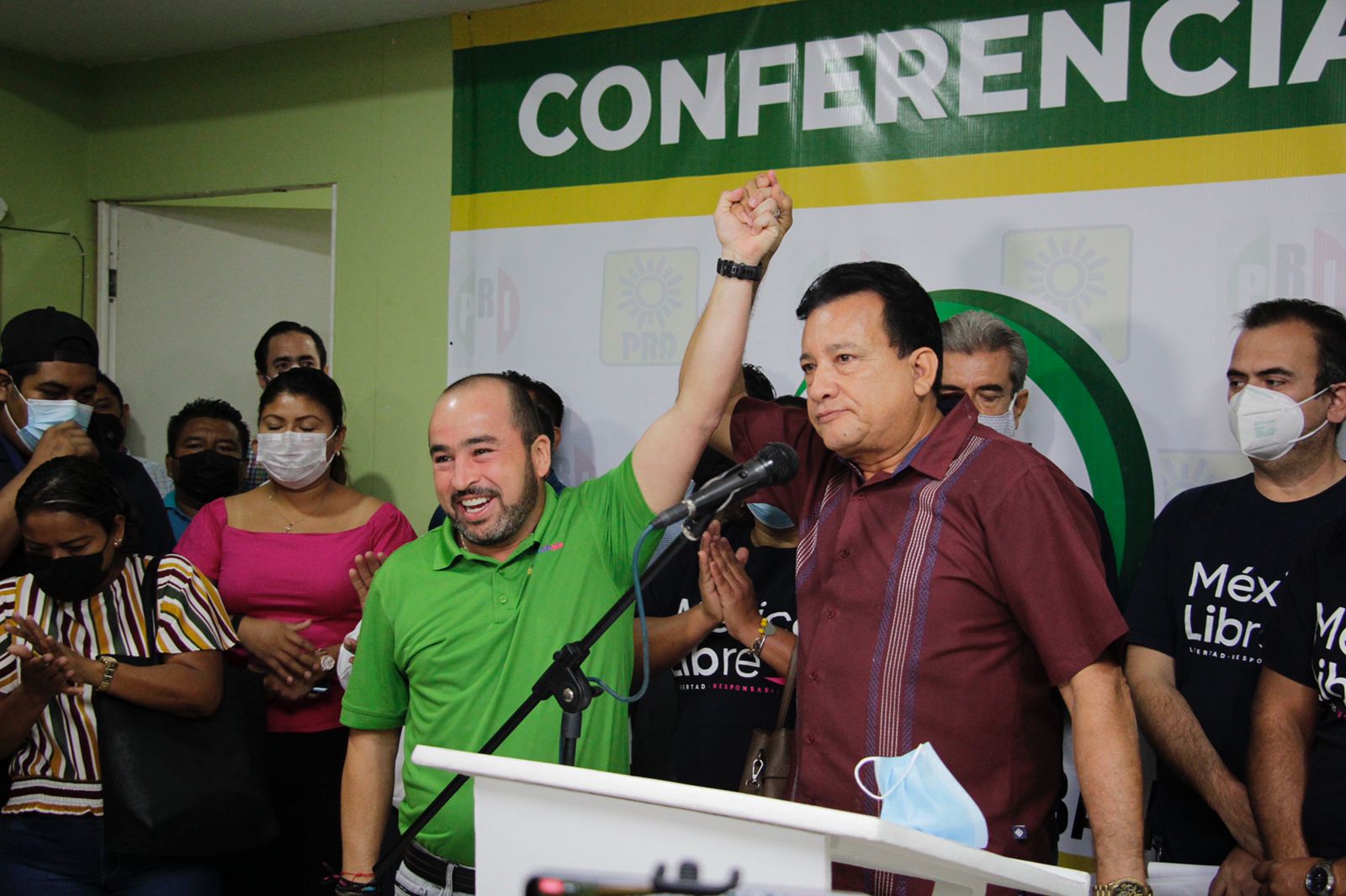 Militantes de México Libre, Morena y Redes Sociales Progresistas alzan la mano a Ricardo Taja