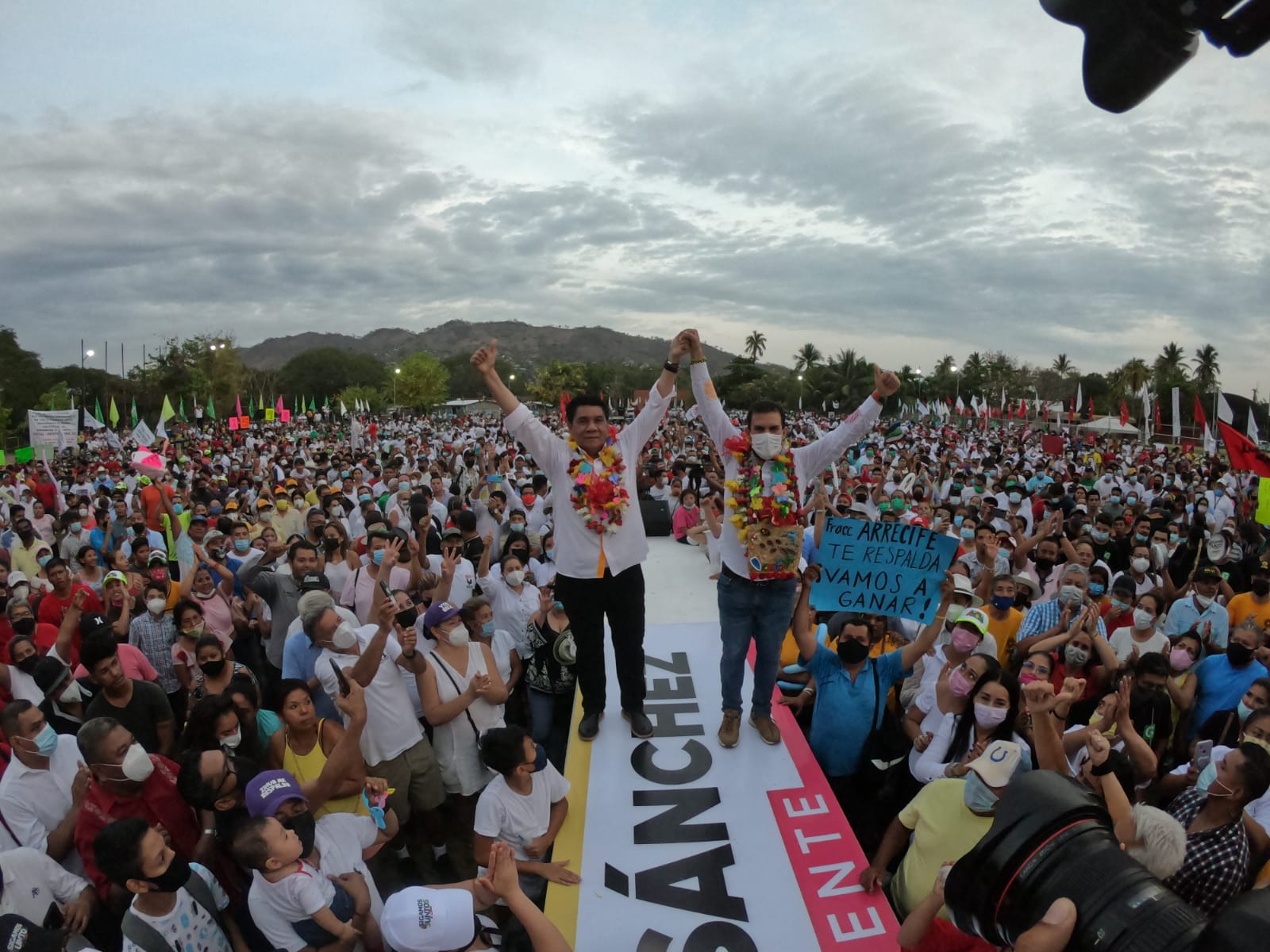 Miles de azuetenses se desbordan a favor de Mario Moreno y Jorge Sánchez