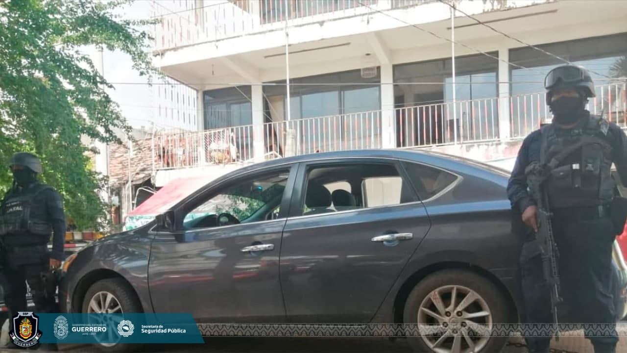 Recupera la Policía Estatal y Grupo “Jaguar” un vehículo en el municipio de Tecpan de Galeana
