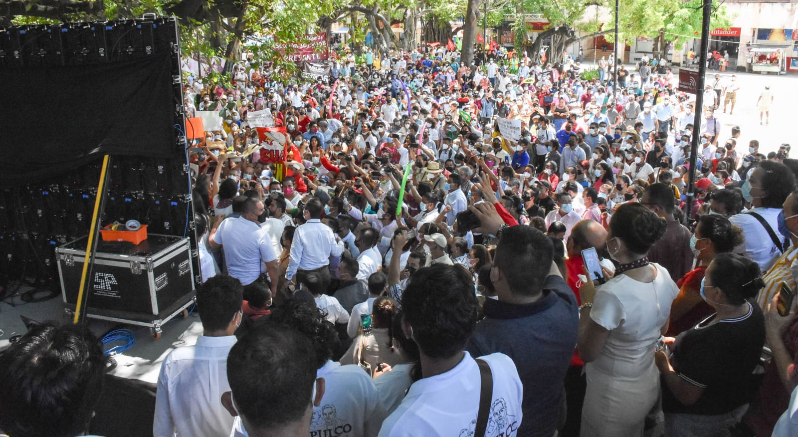 Con muestras de afecto respaldan ciudadanos a la presidenta, Abelina López Rodríguez