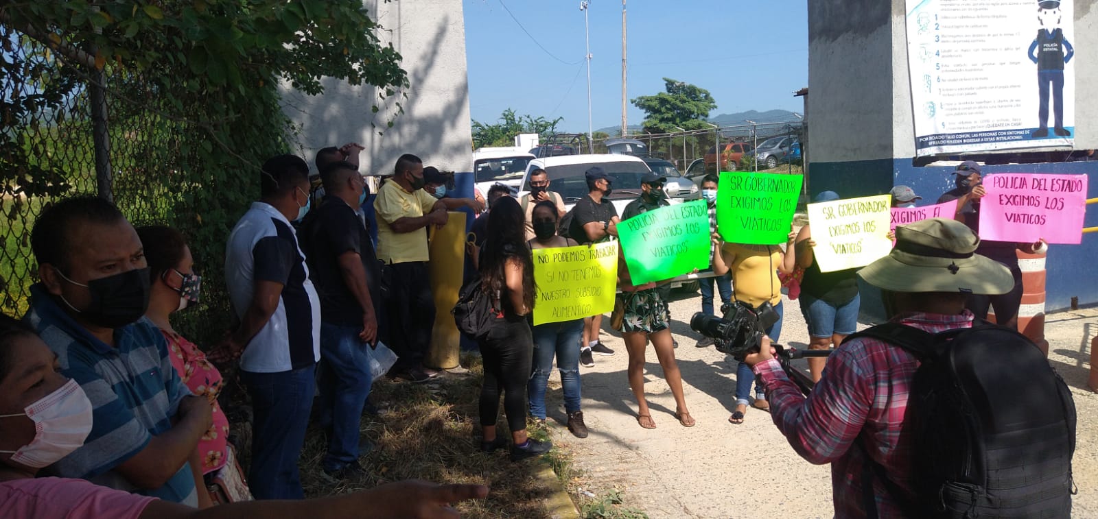 Docentes de la SEG toman caseta de la Venta, exigen nombramientos