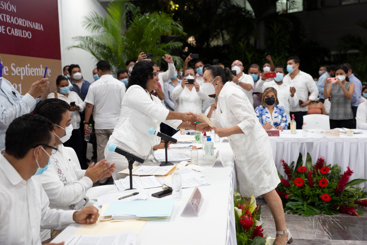 Toma protesta la presidenta municipal Abelina López Rodríguez a secretarios de su gabinete