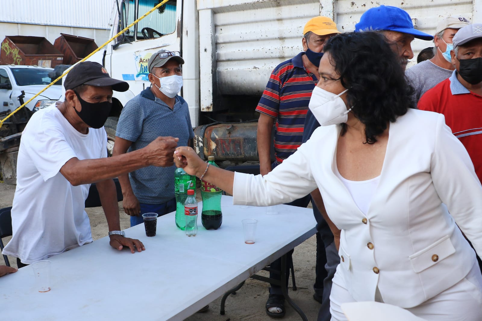 Respaldan trabajadores de Saneamiento a Abelina López