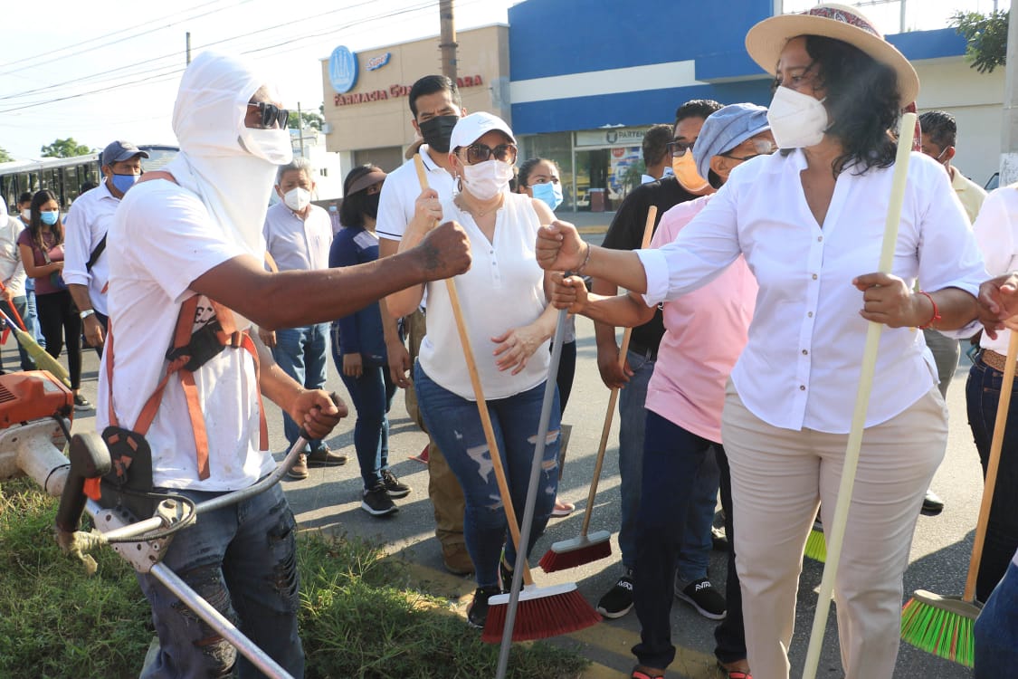 Presidenta de Acapulco pone ejemplo y limpia calles con funcionarios