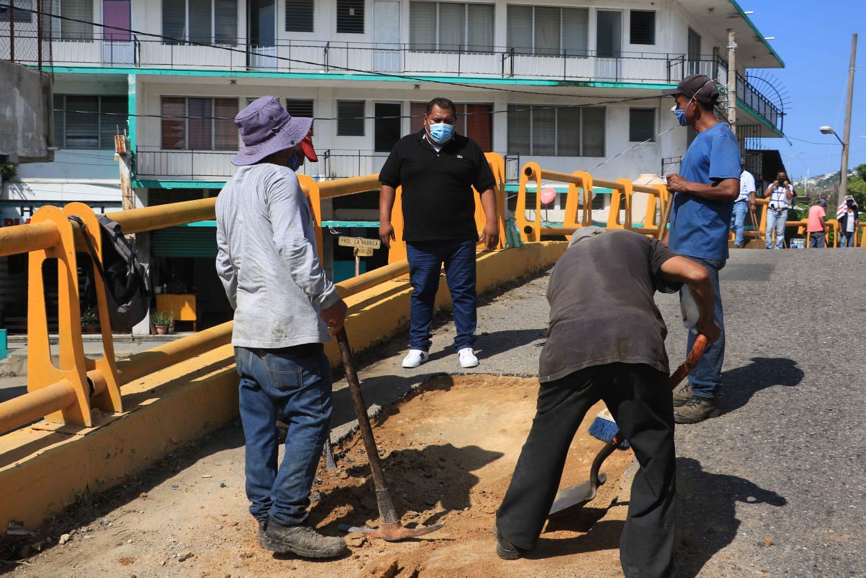 Gobierno de Acapulco mejora vialidades con programa emergente de bacheo