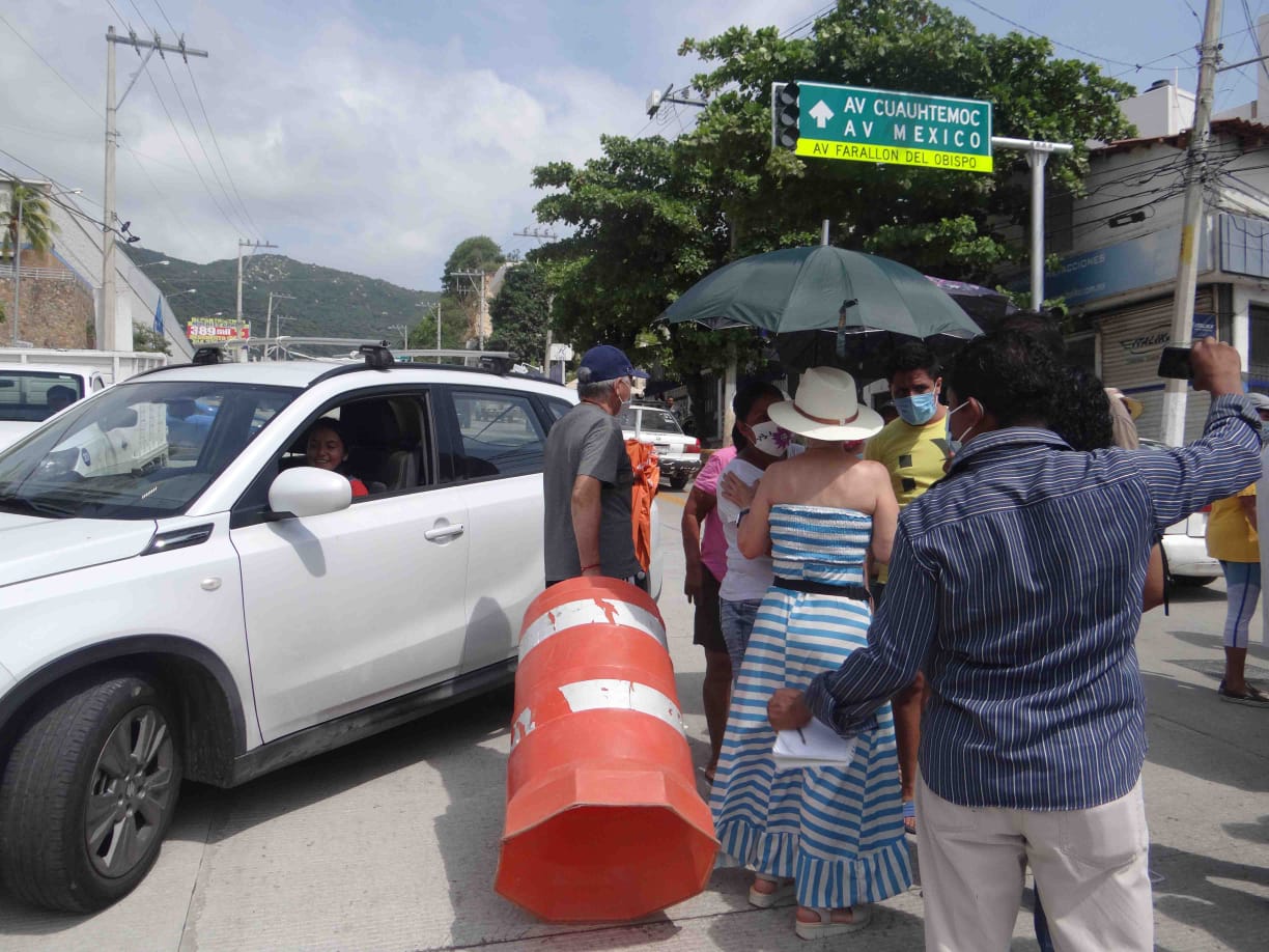 Gobierno de Acapulco abastece con pipas a vecinos de Cañada de los Amates